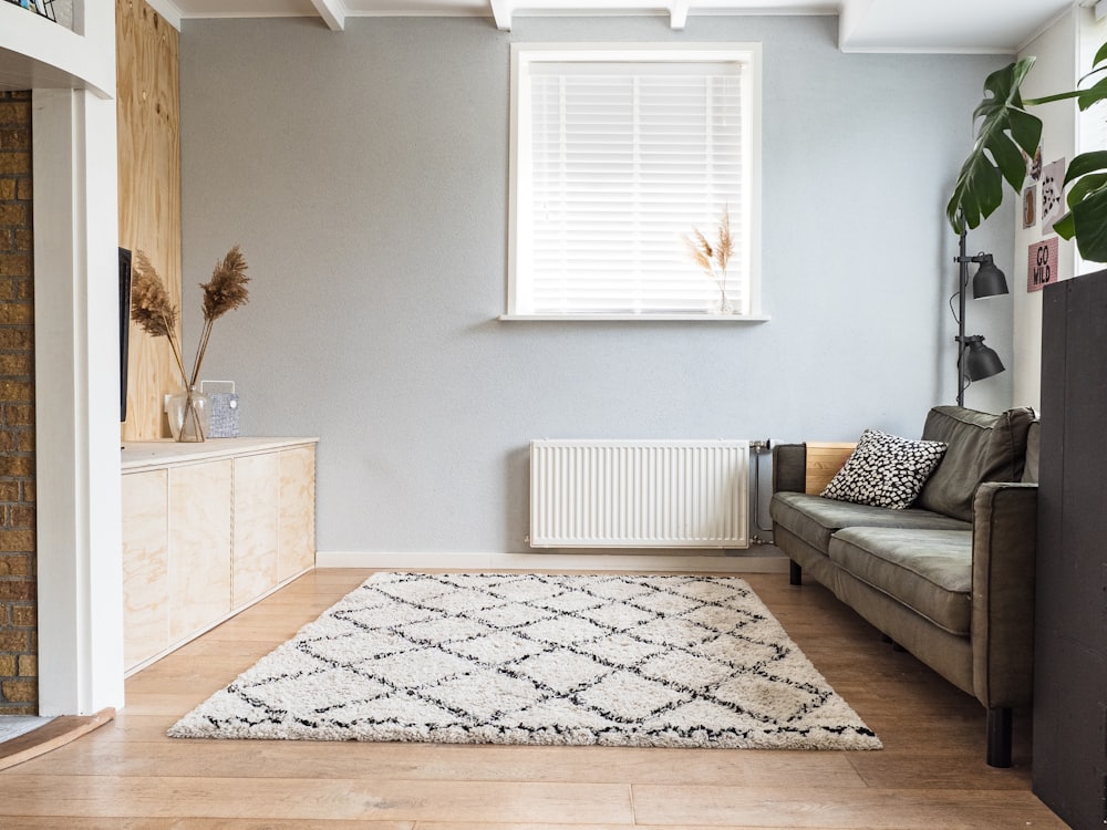 Wohnzimmer mit textilem Bodenbelag auf hellem Holzboden