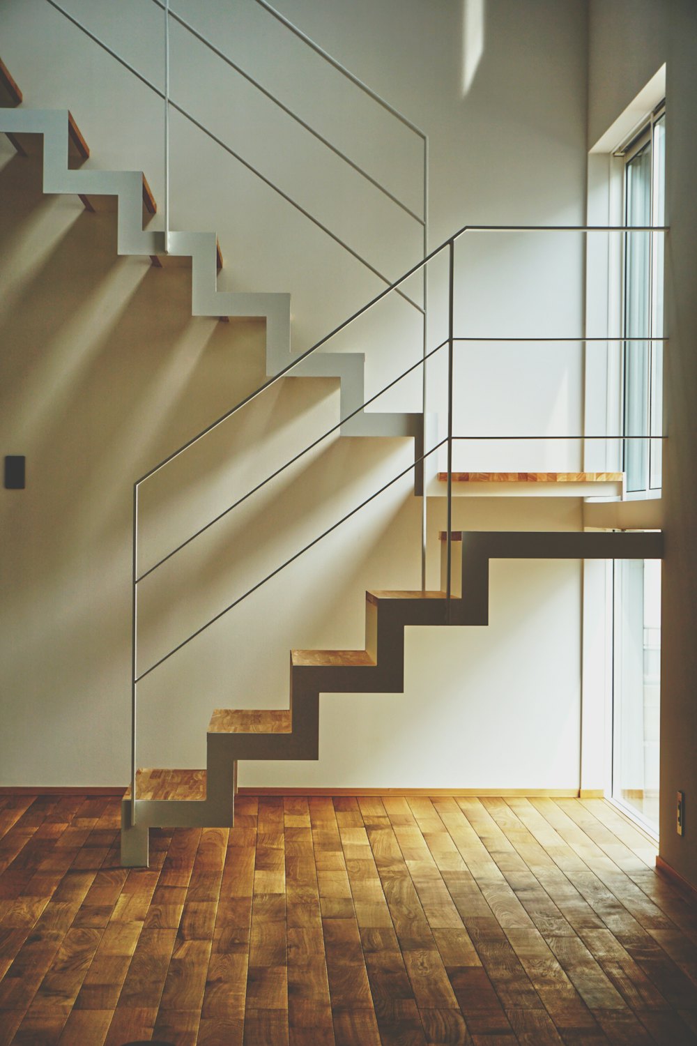 Treppe mit Holzstufen über einem dunklen Dielenboden